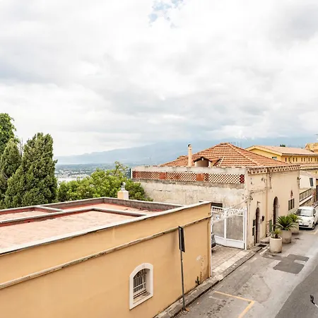 Guesthost - And Light In Apartman