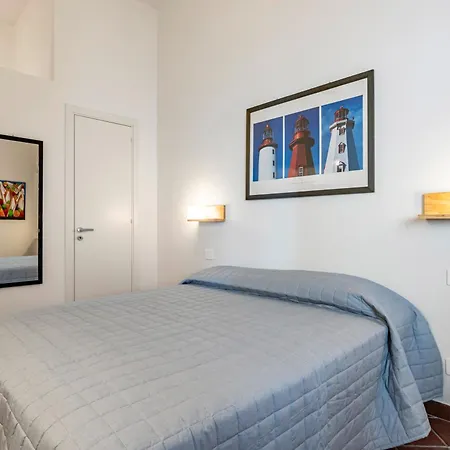 Guesthost - And Light In Apartman